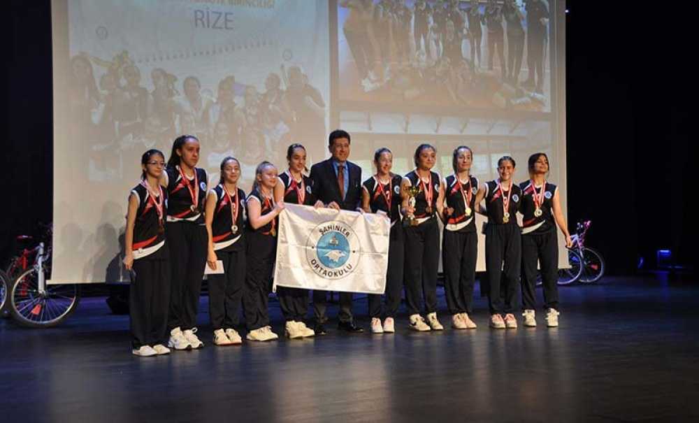 ‘Zirvedekiler' Ödül Töreni Düzenlendi