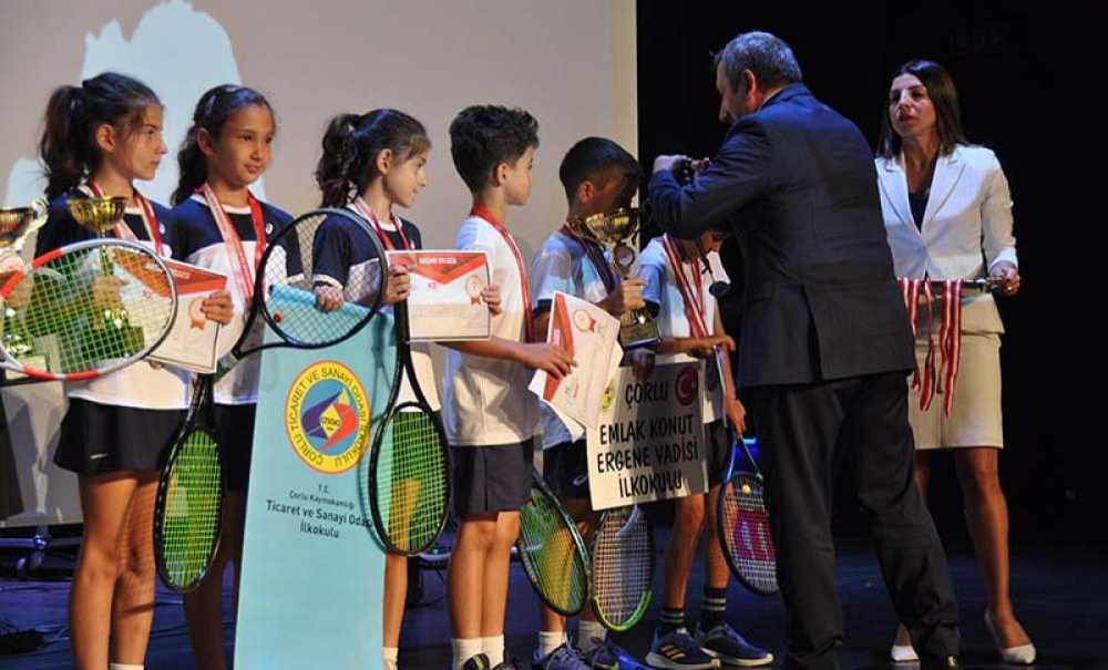 ‘Zirvedekiler' Ödül Töreni Düzenlendi