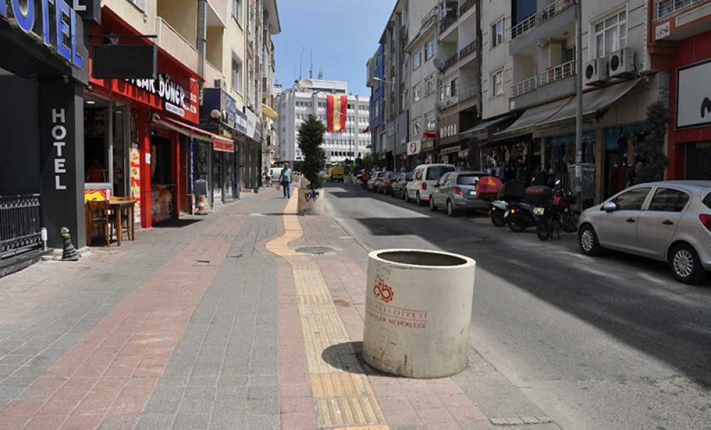 Belediyenin Saksıları İlgi Bekliyor!