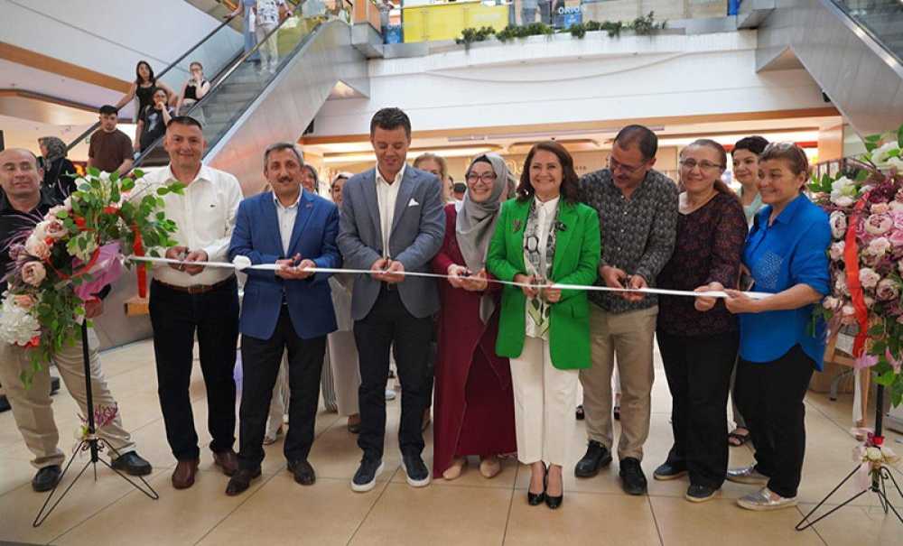 Çini Sergisine Büyük İlgi