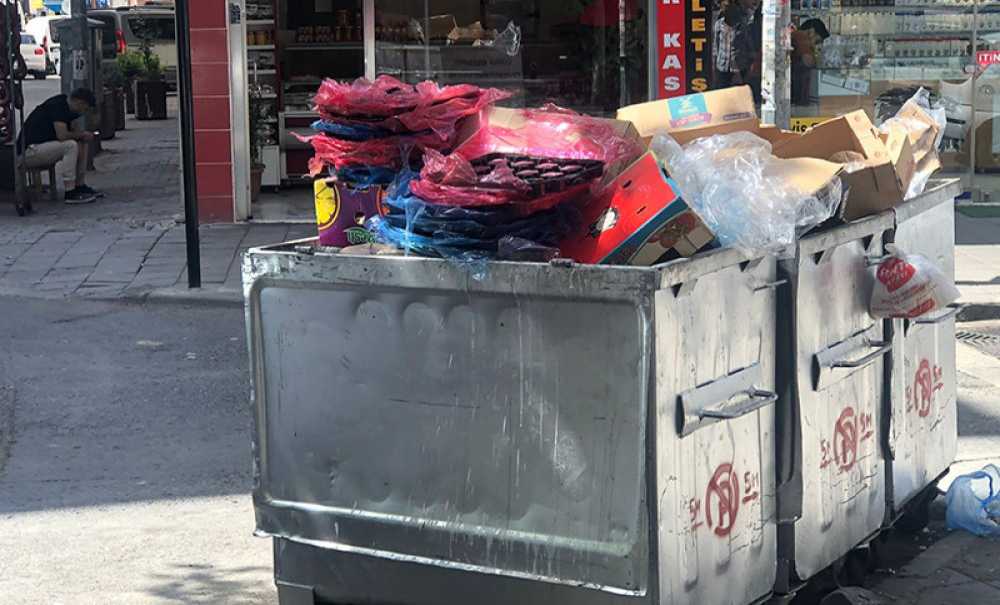 Çöpler Dışarı Taşıyor