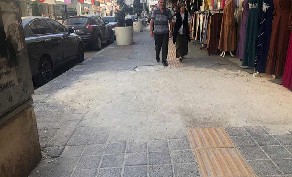 Kazılan Kaldırım Yapılmayı Bekliyor