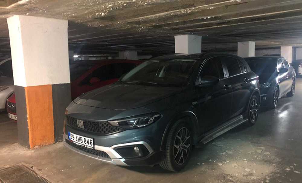 Otoparkta Dökülen Sıvalar, Araçlara Zarar Veriyor