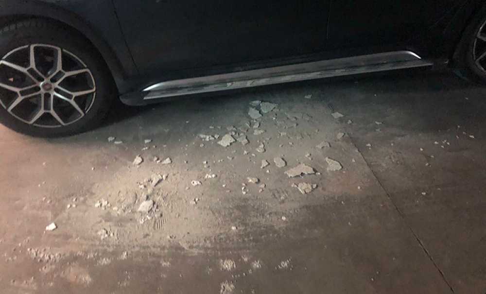 Otoparkta Dökülen Sıvalar, Araçlara Zarar Veriyor