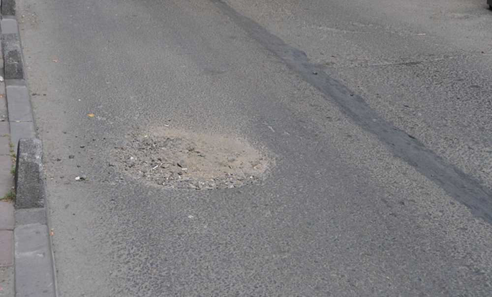 Belediye Günlerdir Yapmayınca Esnaf Kendi Yaptı