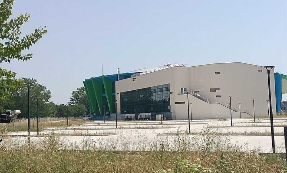 Hizmete Başlamadan, Dökülmeye Başladı