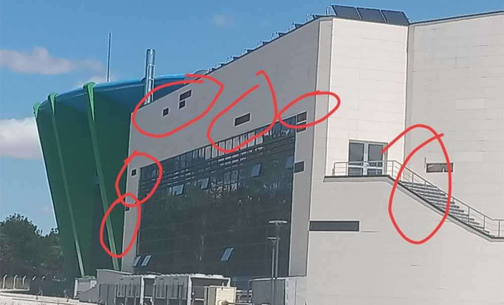 Hizmete Başlamadan, Dökülmeye Başladı