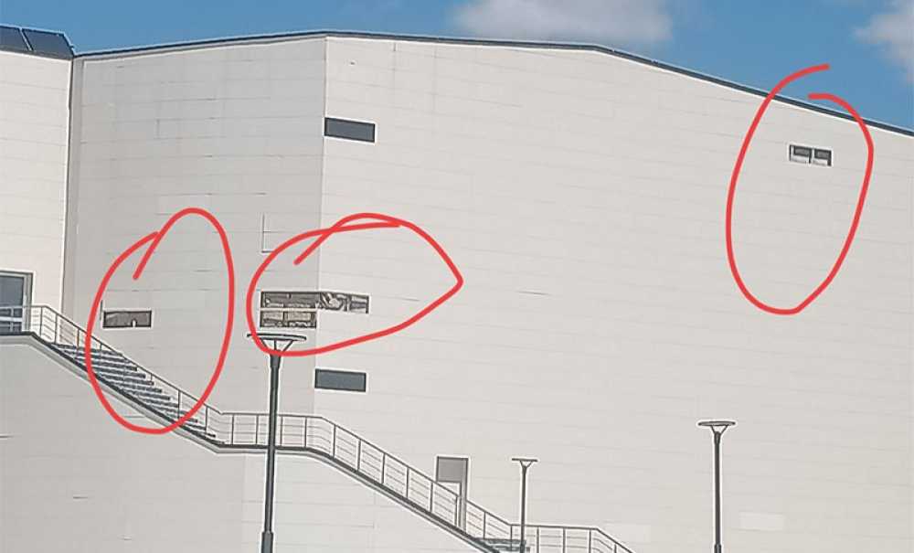 Hizmete Başlamadan, Dökülmeye Başladı