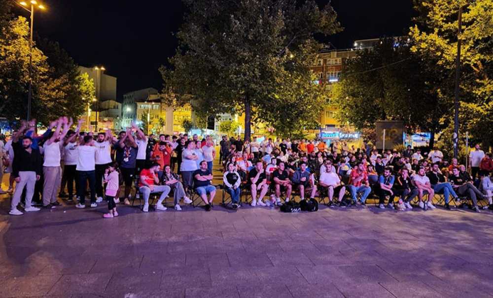 Cumhuriyet Meydanı'nda Milli Maç Keyfi