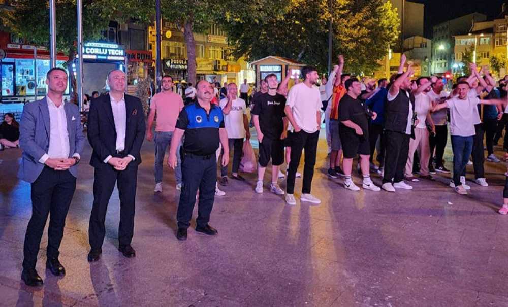Cumhuriyet Meydanı'nda Milli Maç Keyfi