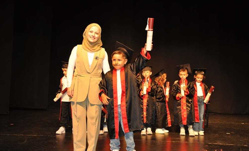 Minik Öğrencilerin Mezuniyet Heyecanı