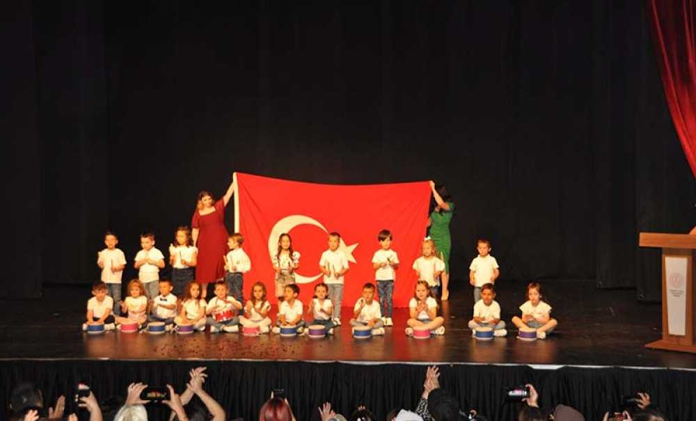 Minik Öğrencilerin Mezuniyet Heyecanı