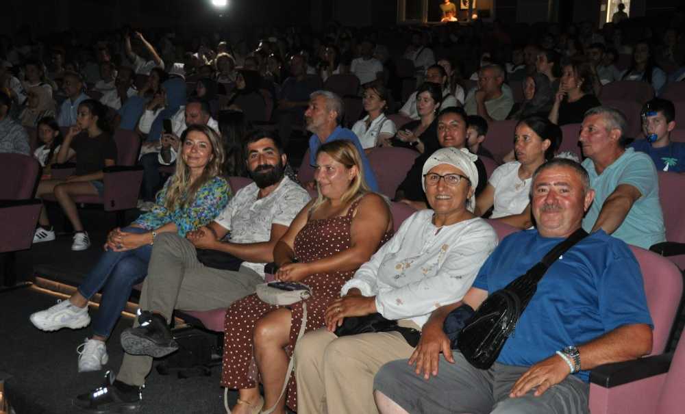 Minik Öğrencilerin Mezuniyet Heyecanı