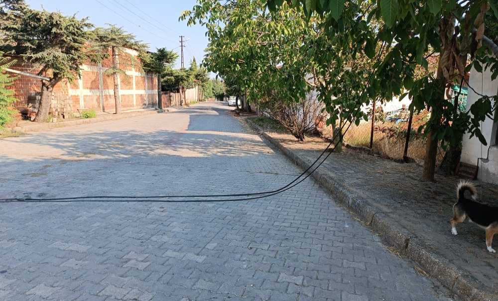 Tehlike Saçan Türk Telekom Kabloları Vatandaşların Tepkisini Çekiyor