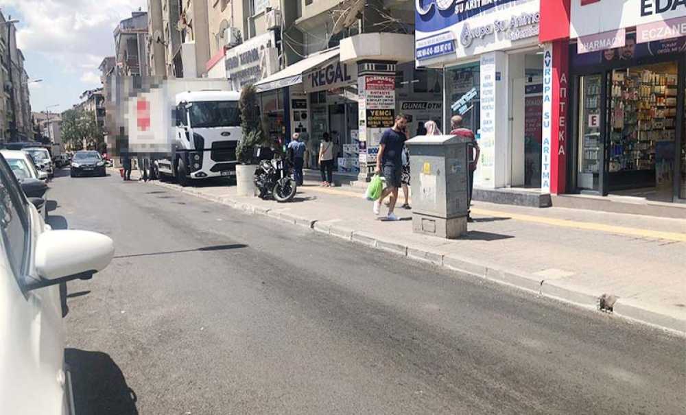 Koca Kamyonun Kaldırımda Ne İşi Var?