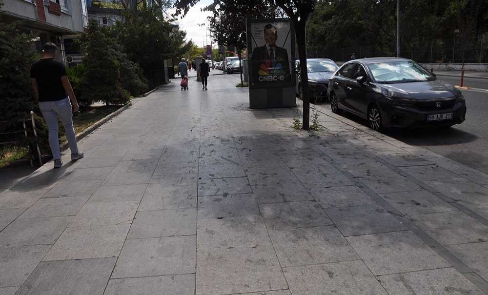 Temizlenmeyen Kaldırımlar Tepki Çekiyor