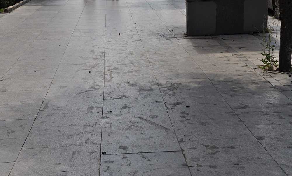 Temizlenmeyen Kaldırımlar Tepki Çekiyor