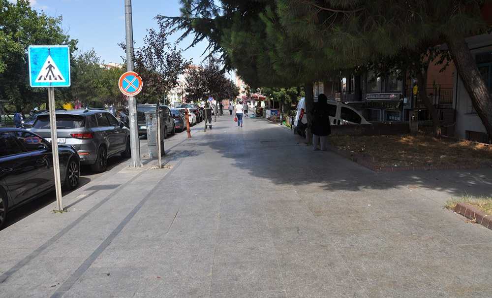 Temizlenmeyen Kaldırımlar Tepki Çekiyor