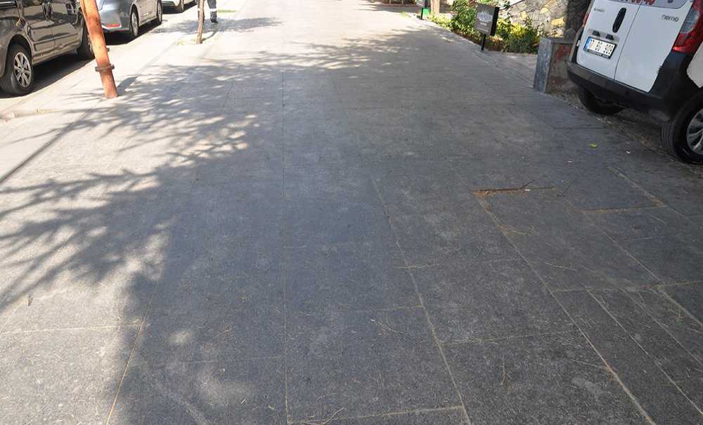 Temizlenmeyen Kaldırımlar Tepki Çekiyor