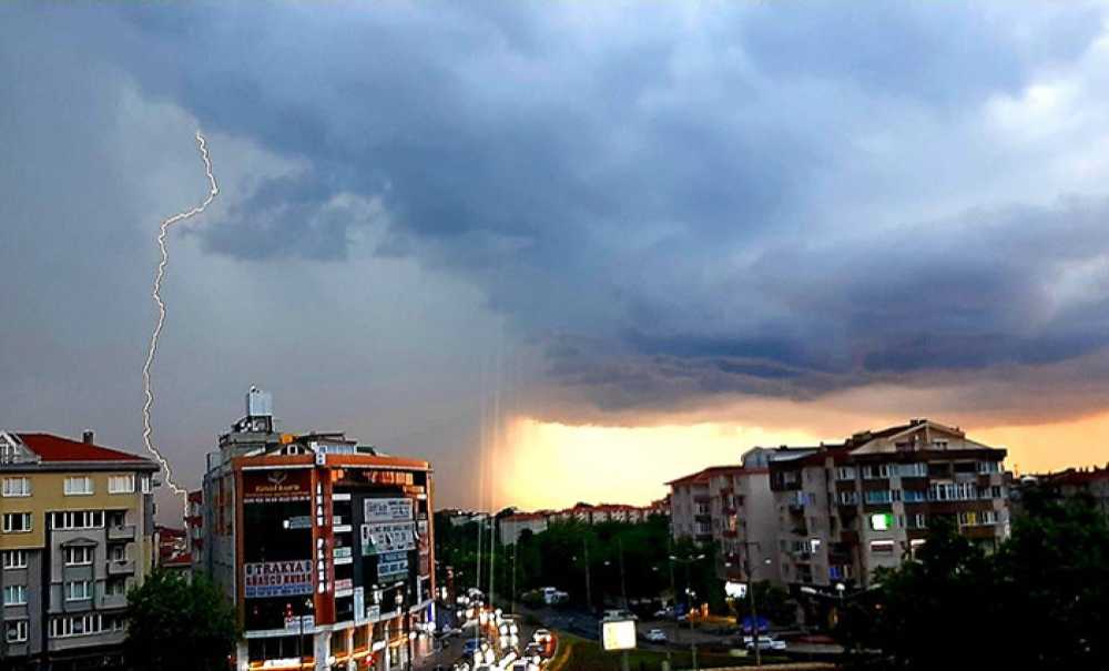 Çorlu'da Sağanak Yağış Etkili Oldu