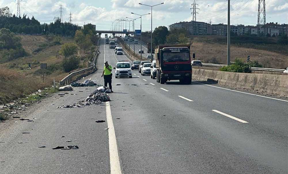 Kamyondan Dökülen Kumaşlar Tehlike Saçtı