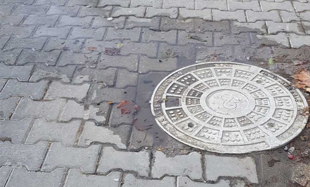 Rögar Taştı, Etrafı Koku Sardı