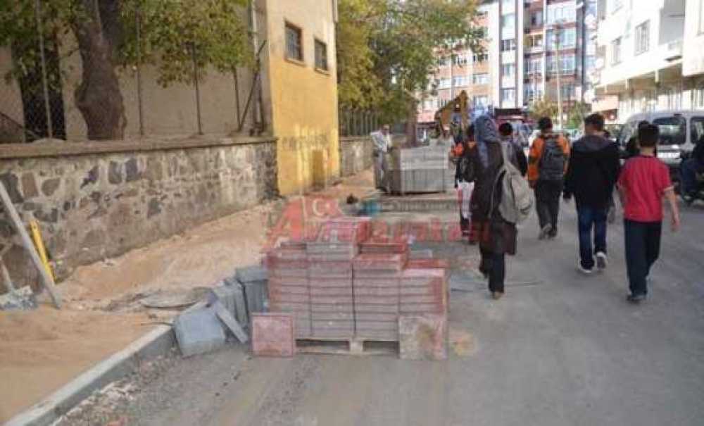 Spor Sokak Kaldırıma Kavuşuyor