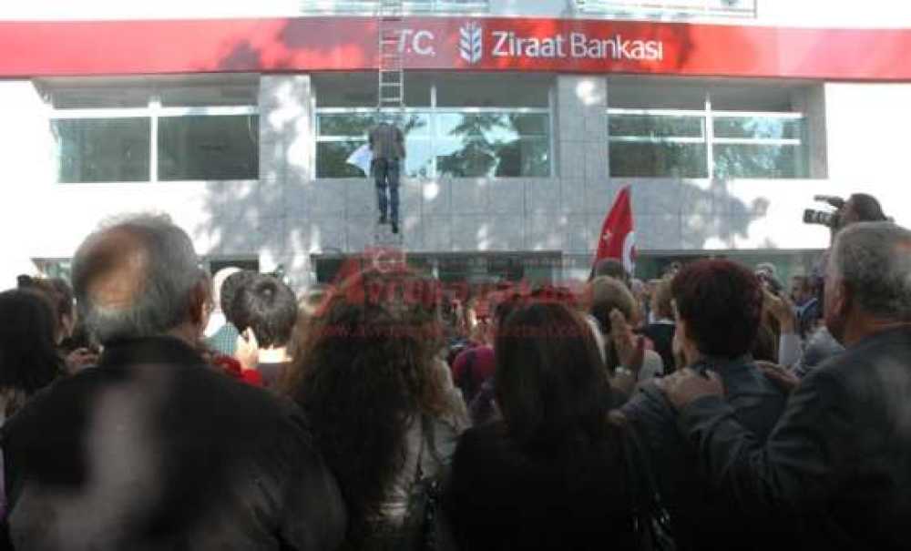Ziraat Bankası Önünde T.c. Eylemi