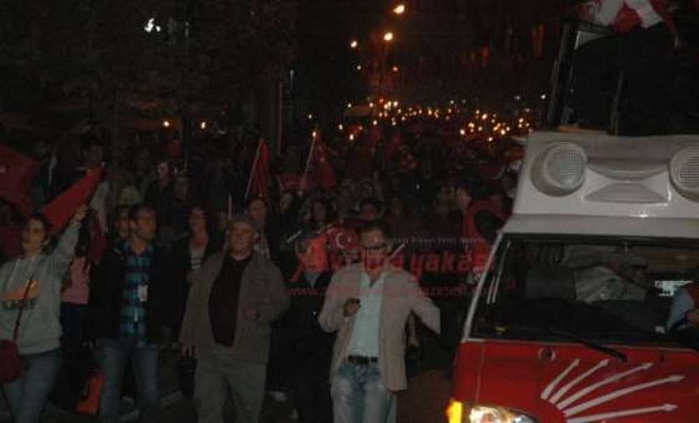 Fener Alayı Geceyi Aydınlattı