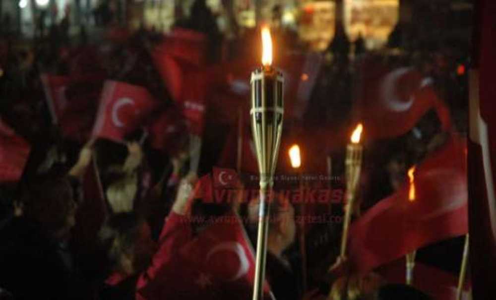 Fener Alayı Geceyi Aydınlattı