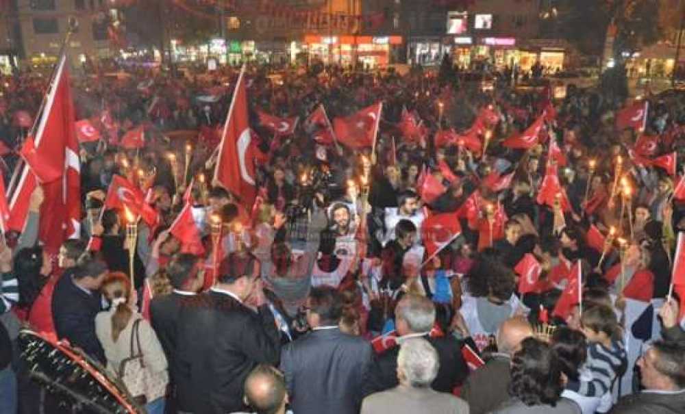 Fener Alayı Geceyi Aydınlattı