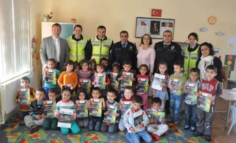 İlkokul Öğrencilerine Boyama Kitabı Dağıtıldı