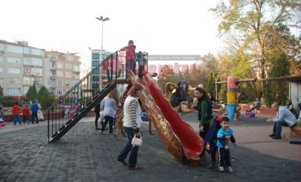 Çocuklar Park Ve Bahçeleri Doldurdu