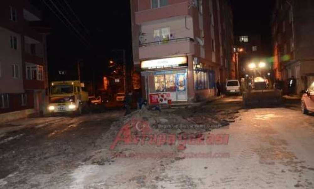 Belediye Ekipleri Yağmur Ve Karanlık Demeden Çalıştı