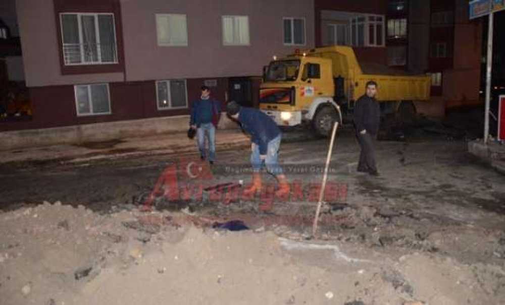 Belediye Ekipleri Yağmur Ve Karanlık Demeden Çalıştı