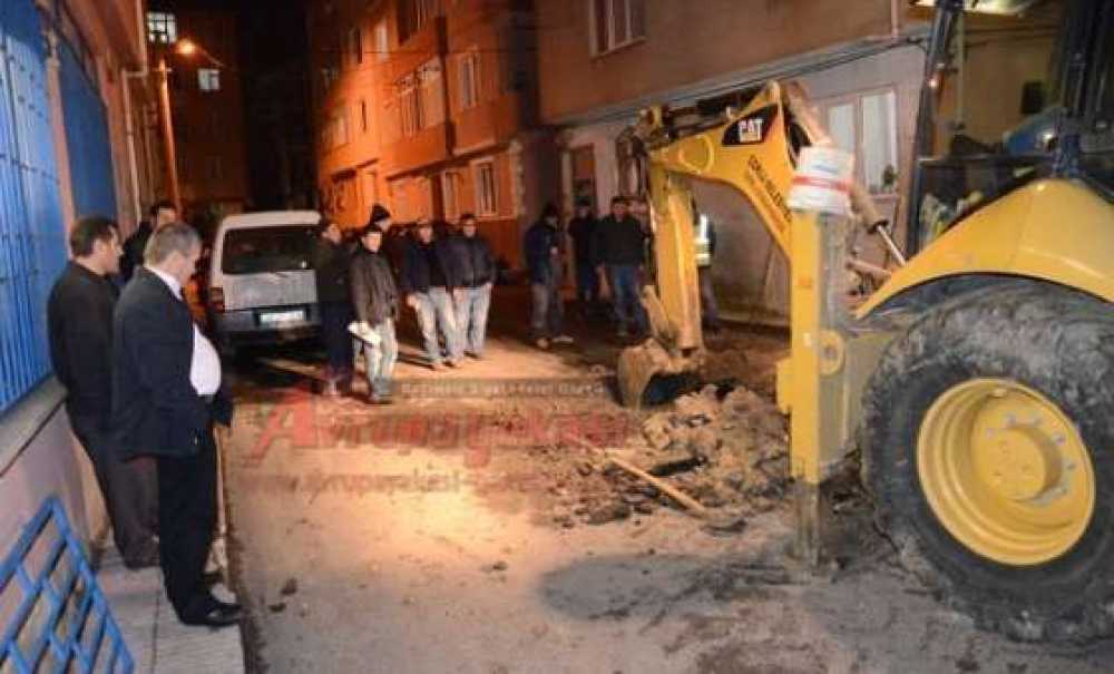 Belediye Ekipleri Yağmur Ve Karanlık Demeden Çalıştı