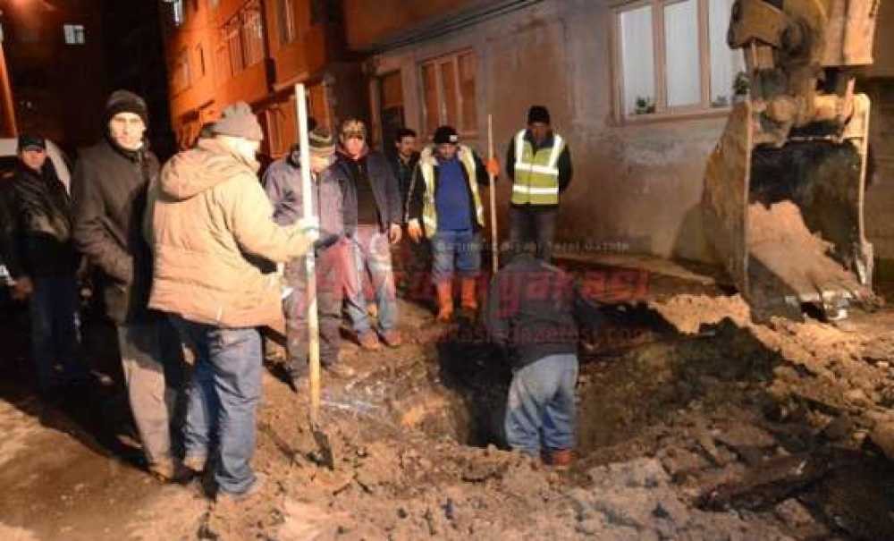 Belediye Ekipleri Yağmur Ve Karanlık Demeden Çalıştı