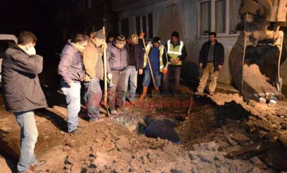 Belediye Ekipleri Yağmur Ve Karanlık Demeden Çalıştı