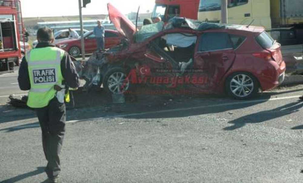 Hasta Taşıyan Ambulansla Otomobil Çarpıştı 3`ü Sağlık Görevlisi 6 Kişi Yaralandı