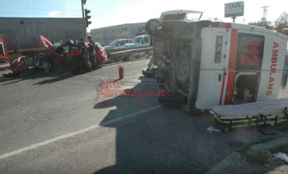 Hasta Taşıyan Ambulansla Otomobil Çarpıştı 3`ü Sağlık Görevlisi 6 Kişi Yaralandı