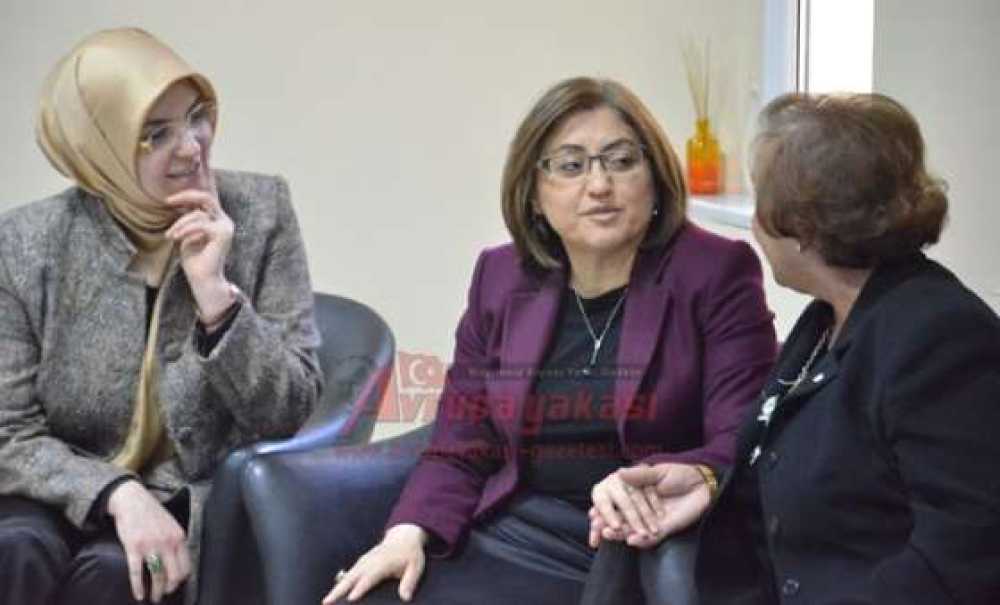 Bakan Fatma Şahin`den Huzurevi`ne Ziyaret