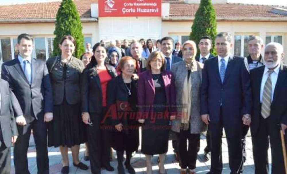 Bakan Fatma Şahin`den Huzurevi`ne Ziyaret