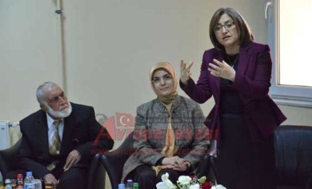 Bakan Fatma Şahin`den Huzurevi`ne Ziyaret