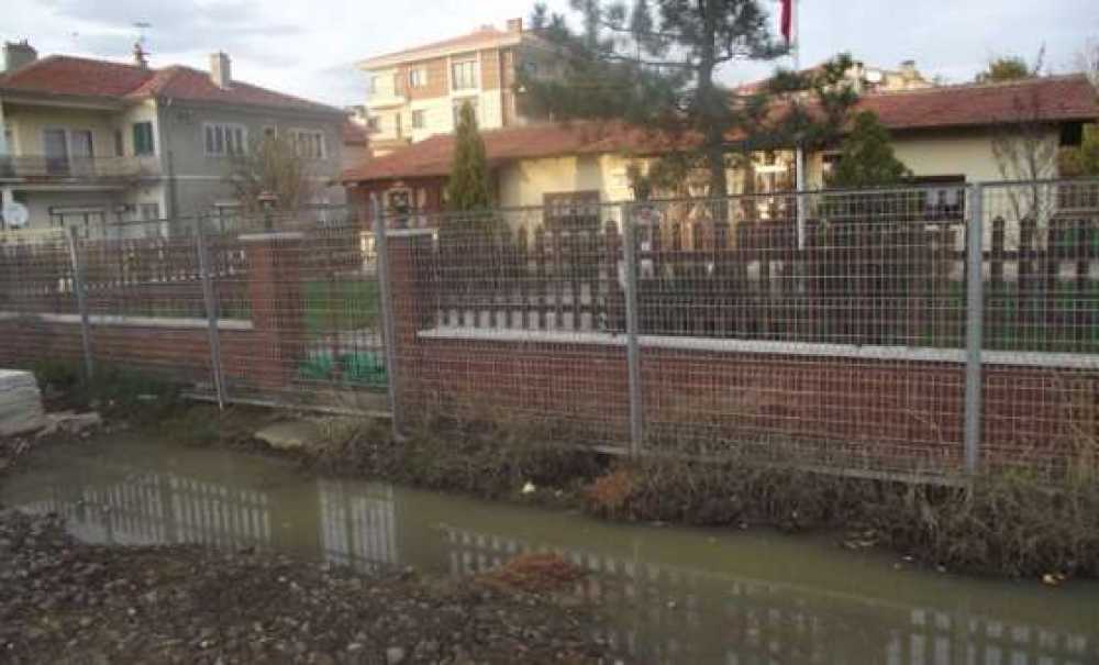 Atatürk Evi'ni Çamurdan Korumak İçin Çuvaldan Barikat Kuruldu