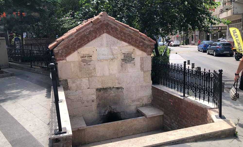 Restore Edilen Tarihi Çeşmeye Zarar Veriliyor!