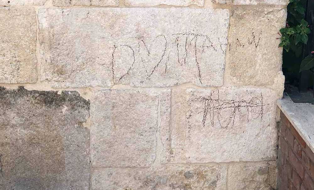 Restore Edilen Tarihi Çeşmeye Zarar Veriliyor!