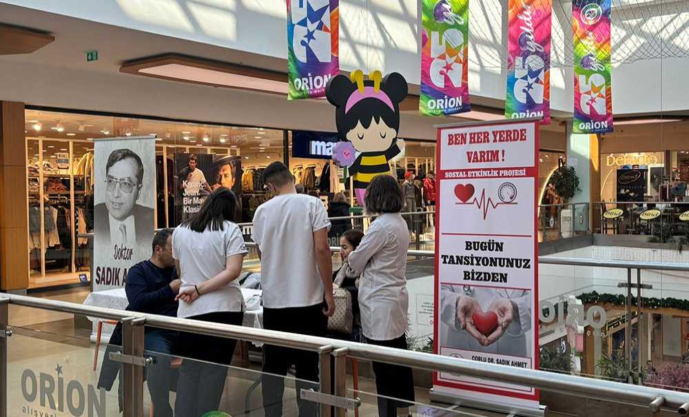 Sağlık Lisesi Öğrencileri Vatandaşların Tansiyonunu Ölçtü