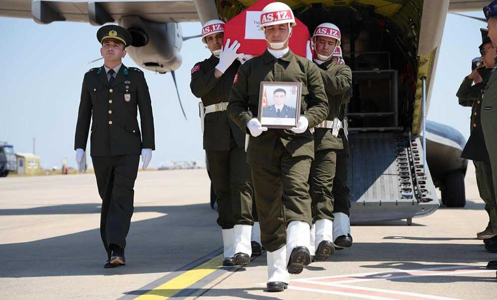Şehit Teğmen İçin Havalimanında Askeri Tören Düzenlendi
