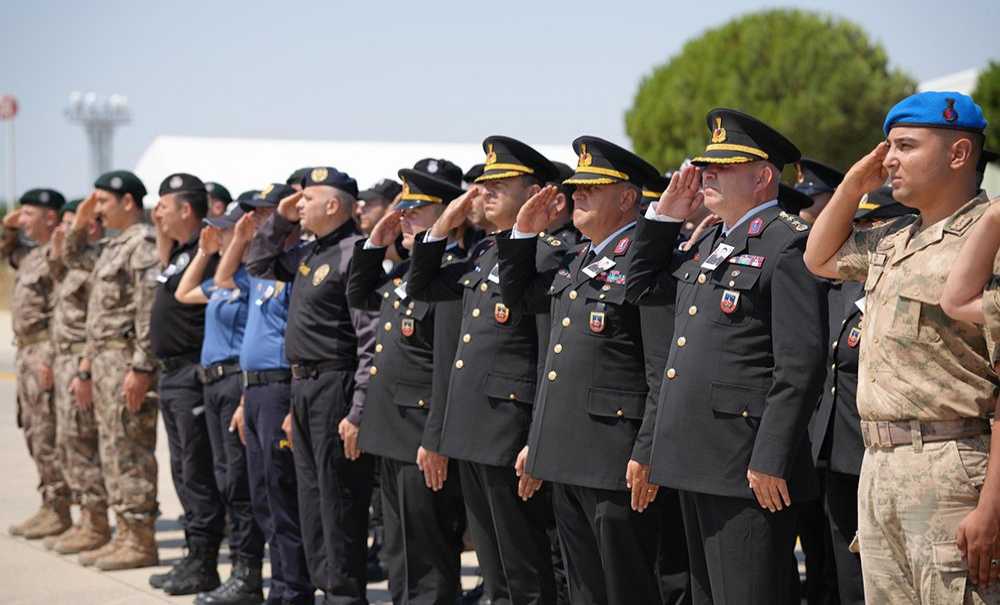 Şehit Teğmen İçin Havalimanında Askeri Tören Düzenlendi