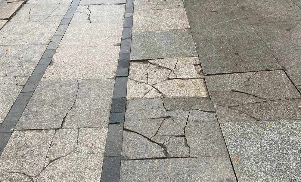 Şehrin Merkezindeki Kırık Taşlar Tepki Çekiyor